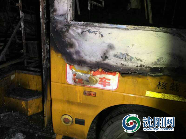 沈陽一校車自燃 未造成人員傷亡 沈陽一校車自燃 未造成人員傷亡