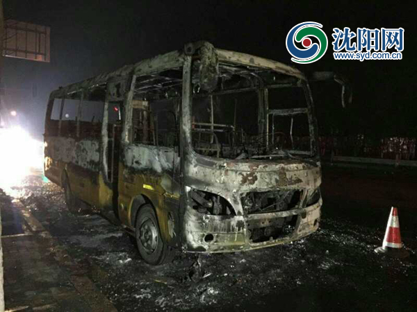 沈陽一校車自燃 未造成人員傷亡 沈陽一校車自燃 未造成人員傷亡
