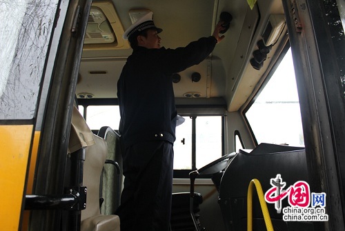 常德柳葉湖交警大隊開展校車安全隱患“大排查”行動 常德柳葉湖交警大隊開展校車安全隱患“大排查”行動
