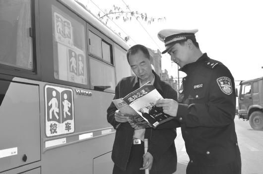 山東：臨邑校車安檢保學(xué)生出行安全