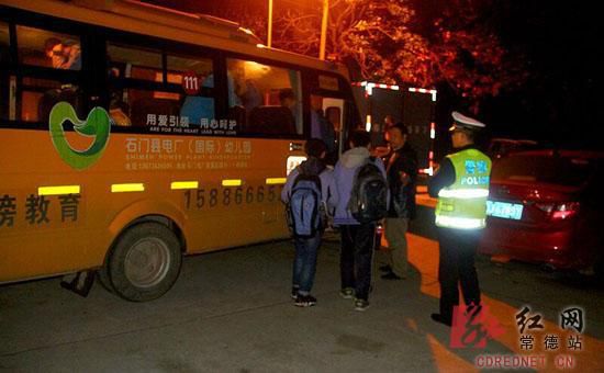 湖南石門:聯合執法 查處4臺“黑校車” 湖南石門:聯合執法 查處4臺“黑校車”