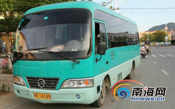 核載19人實(shí)載55人 三亞又查獲一嚴(yán)重超員“校車”