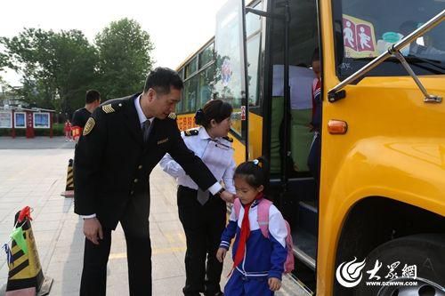 城陽7000名學生上下學方便多了 66輛校車上崗 城陽7000名學生上下學方便多了 66輛校車上崗