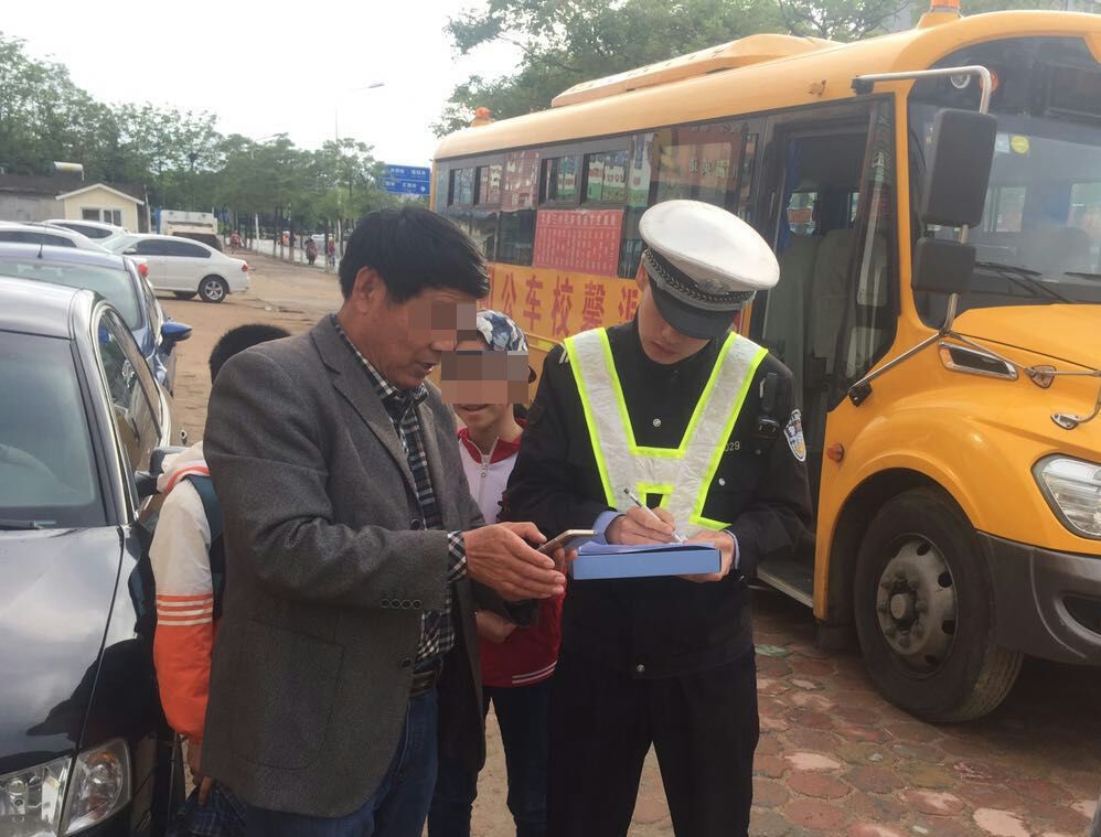 山東日照交警突查校車卻“撲了空”