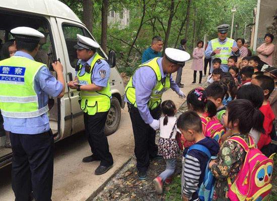 超載160%！荷載15人實(shí)載39人，河南周口交警查處問題校車