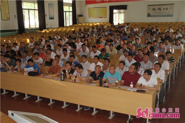 淄博市首批校車駕駛?cè)嗽倥嘤?xùn) 1200余人同上課 淄博市首批校車駕駛?cè)嗽倥嘤?xùn) 1200余人同上課