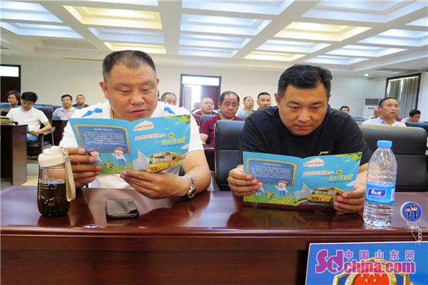 淄博市首批校車駕駛?cè)嗽倥嘤?xùn) 1200余人同上課 淄博市首批校車駕駛?cè)嗽倥嘤?xùn) 1200余人同上課