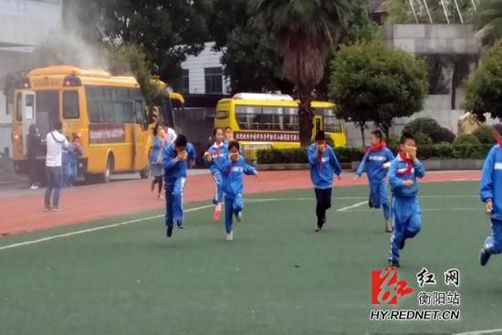 湖南衡陽交警走進(jìn)清華園學(xué)校開展校車突發(fā)事故應(yīng)急演練