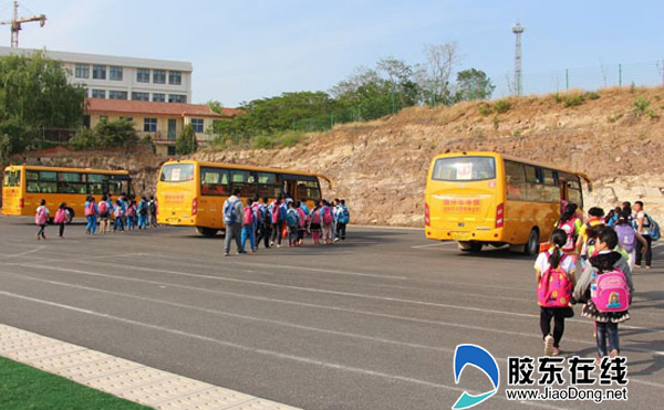 萊陽交警組織師生開展校車逃生演練