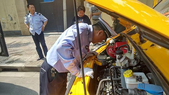 上海兩區(qū)交警開展校車安全大檢查,沒有發(fā)現(xiàn)問題校車 上海兩區(qū)交警開展校車安全大檢查,沒有發(fā)現(xiàn)問題校車