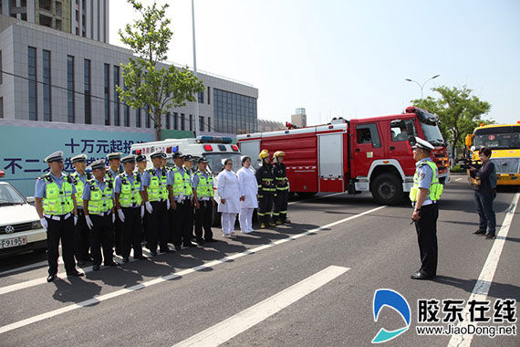 山東蓬萊交警聯(lián)合開展市校車安全事故處置救援演練/ 山東蓬萊交警聯(lián)合開展市校車安全事故處置救援演練
