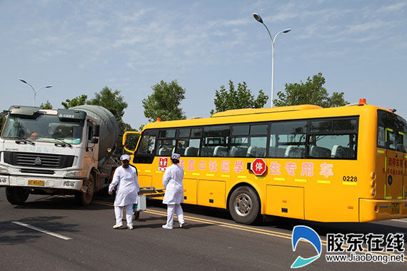 山東蓬萊交警聯(lián)合開展市校車安全事故處置救援演練/ 山東蓬萊交警聯(lián)合開展市校車安全事故處置救援演練