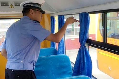 四川羅江交警巡邏一中隊(duì)繼續(xù)加強(qiáng)校車(chē)安全管理工作