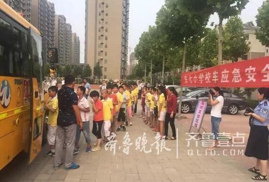 山東德州東七小學開展校車逃生自救演練/ 山東德州東七小學開展校車逃生自救演練