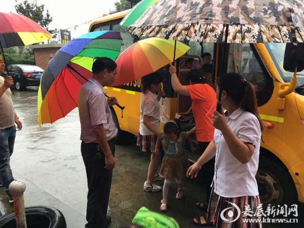 湖南省婁底市街道辦事處加強(qiáng)轄區(qū)幼兒園校車安全管理/ mmexport1498232620234