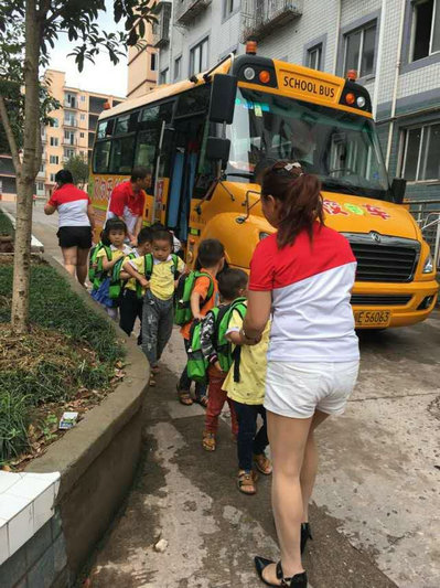 四川大洲驛中隊聯合轄區幼兒園開展校車突發事件應急演練