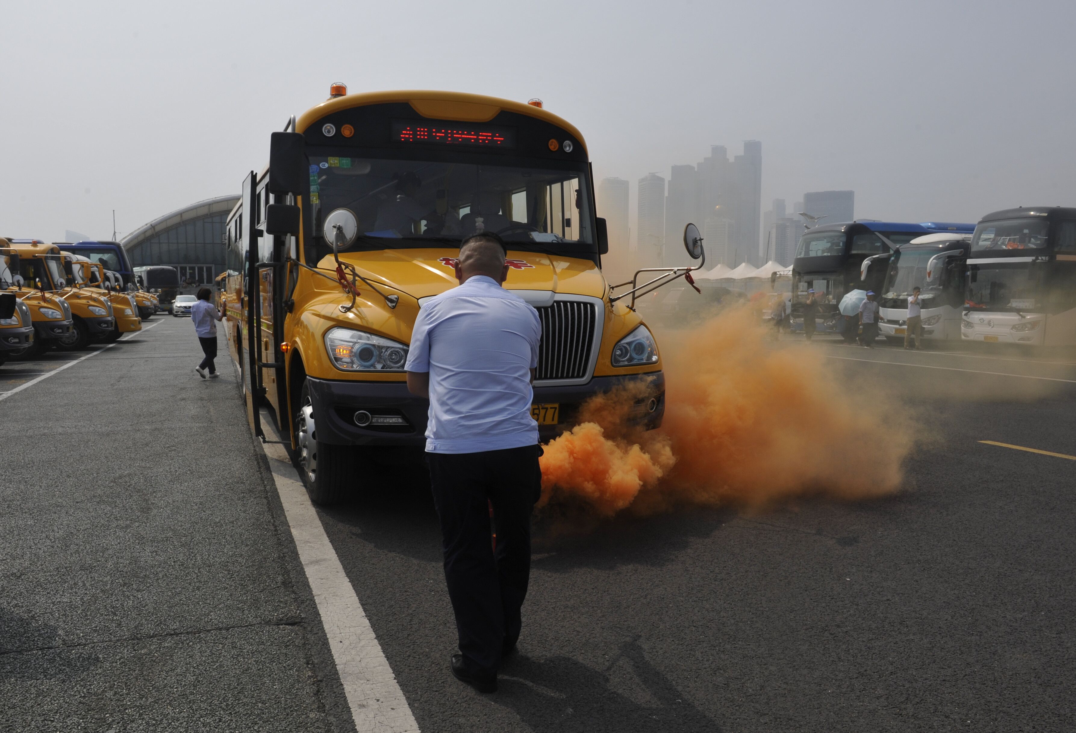 青島交警市南大隊組織校車應急消防逃生演練/ 青島交警市南大隊組織校車應急消防逃生演練