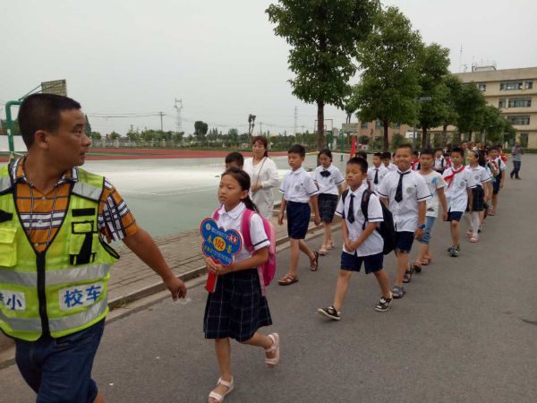 湖北監(jiān)利縣全面啟動(dòng)校車應(yīng)急疏散演練