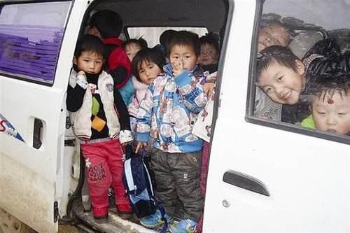 大連又現(xiàn)黑校車!幼兒園雇黑面包硬塞進18名幼童 大連又現(xiàn)黑校車!幼兒園雇黑面包硬塞進18名幼童