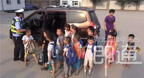 河北衡水:一輛黑校車被查 居然超員185% 衡水:一輛黑校車被查 居然超員185%