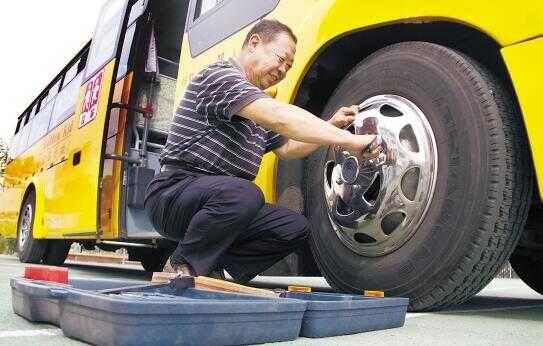 開學臨近 為消除隱患山東昌樂對校車大“體檢” 開學臨近 為消除隱患山東昌樂對校車大“體檢”