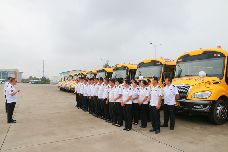 青島西海岸新區271輛校車完成“體檢”迎開學 青島西海岸新區271輛校車完成“體檢”迎開學