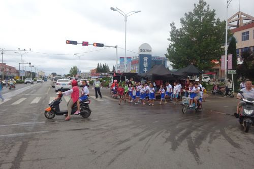 杜絕“黑心”校車!開學第一天交警為學生護航