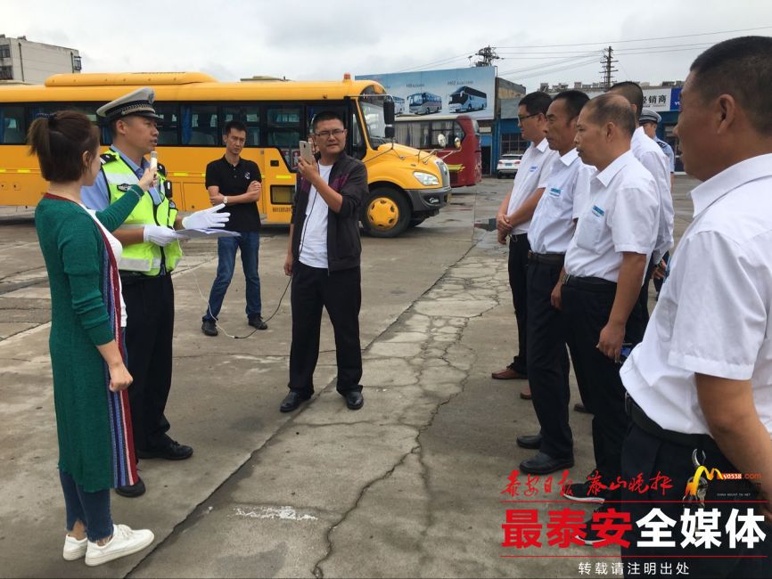 社會車輛不避讓停靠校車可被記6分罰200/ 社會車輛不避讓停靠校車可被記6分罰200