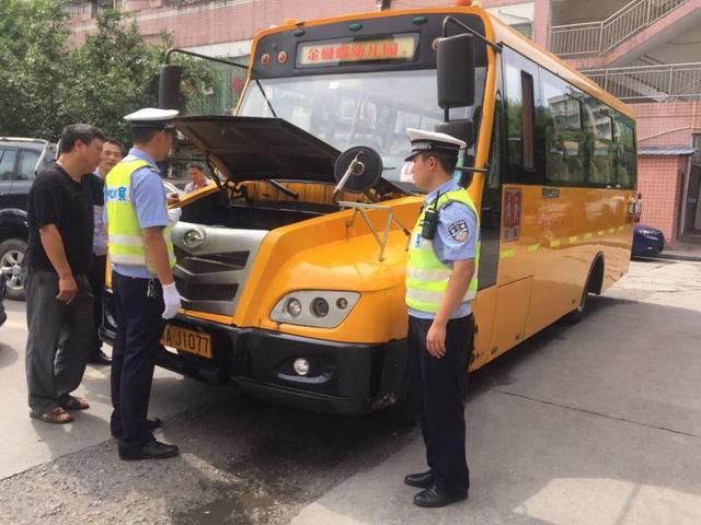 重慶市交巡警總隊開展校車專項整治活動
