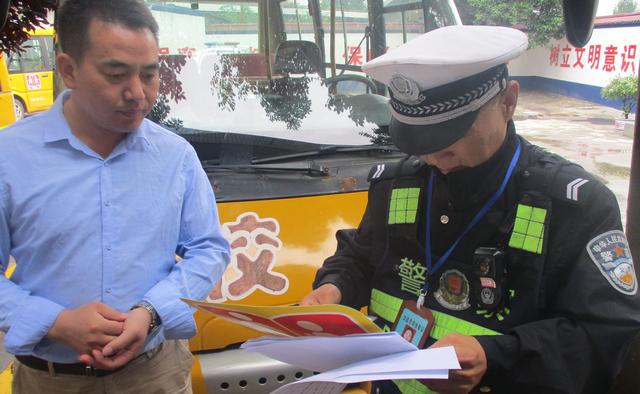陜西蒲城交警罕井中隊對轄區(qū)幼兒園校車進(jìn)行檢查/ 陜西蒲城交警罕井中隊對轄區(qū)幼兒園校車進(jìn)行檢查
