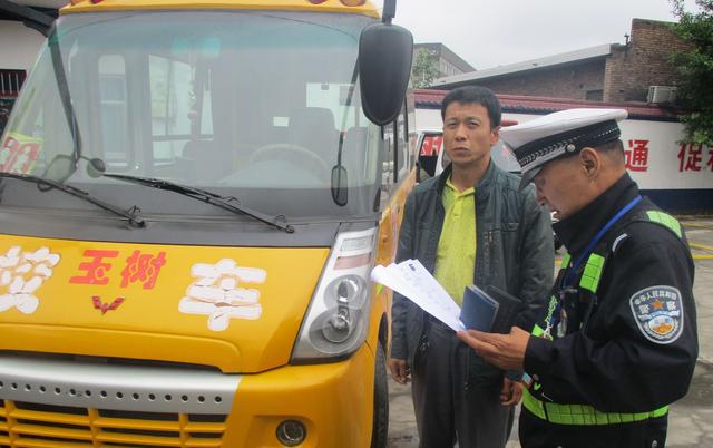 陜西蒲城交警罕井中隊對轄區(qū)幼兒園校車進(jìn)行檢查/ 陜西蒲城交警罕井中隊對轄區(qū)幼兒園校車進(jìn)行檢查