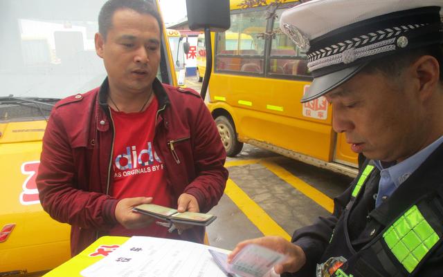 陜西蒲城交警罕井中隊對轄區(qū)幼兒園校車進(jìn)行檢查/ 陜西蒲城交警罕井中隊對轄區(qū)幼兒園校車進(jìn)行檢查