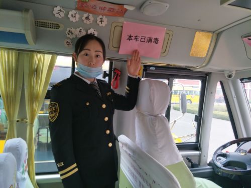 每輛消毒的大鼻子校車上都標有“本車已消毒”