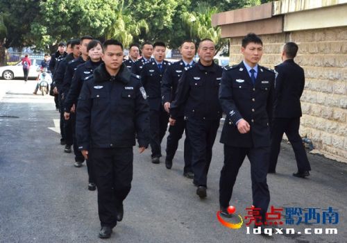 貴州省興義首例幼兒園校車超載案開庭/ 2 (1).jpg