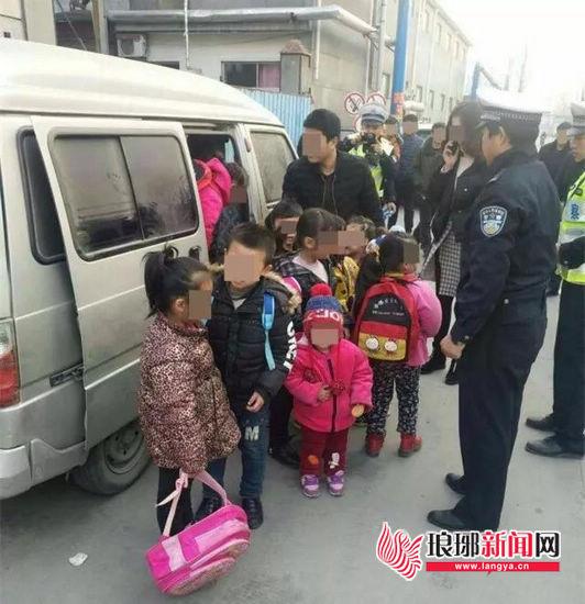 7座小面包塞11個幼兒 臨沂交警蹲守查獲“黑校車”