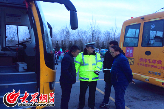 山東省濱州市博興縣：交警開展校車安全“體檢” 守護學生平安路