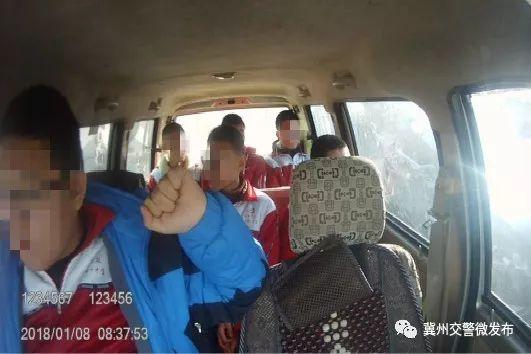 冀州交警一舉查獲兩輛“黑校車” 冀州交警一舉查獲兩輛“黑校車”