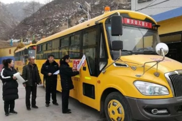 子長縣給20家幼兒園校車貼上封條 開學才能開封