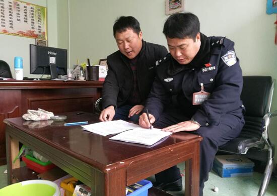 河南省新鄉市封丘縣:警方約談校車負責人 讓學生平安回家 河南省新鄉市封丘縣:警方約談校車負責人 讓學生平安回家