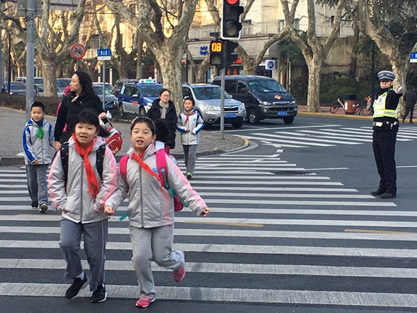 開學日上海數千警力護校保障交通,嚴查黑校車及校車超速超員 開學日上海數千警力護校保障交通,嚴查黑校車及校車超速超員