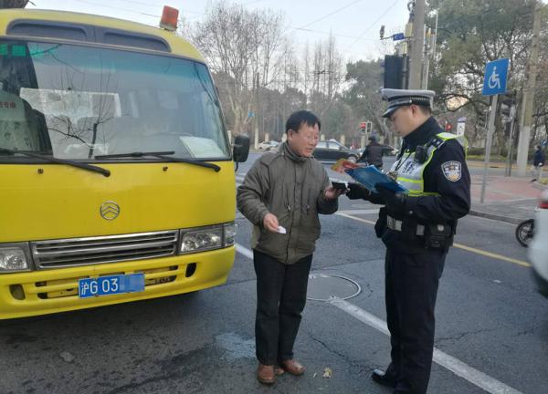 開學日上海數千警力護校保障交通,嚴查黑校車及校車超速超員 開學日上海數千警力護校保障交通,嚴查黑校車及校車超速超員