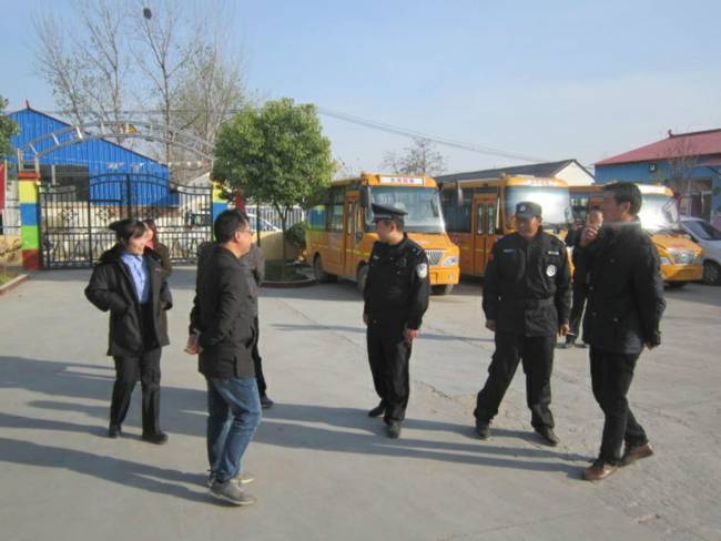 西平縣公安局開展轄區幼兒園校車安全大檢查/ 西平縣公安局呂店派出所開展轄區幼兒園校車安全大檢查