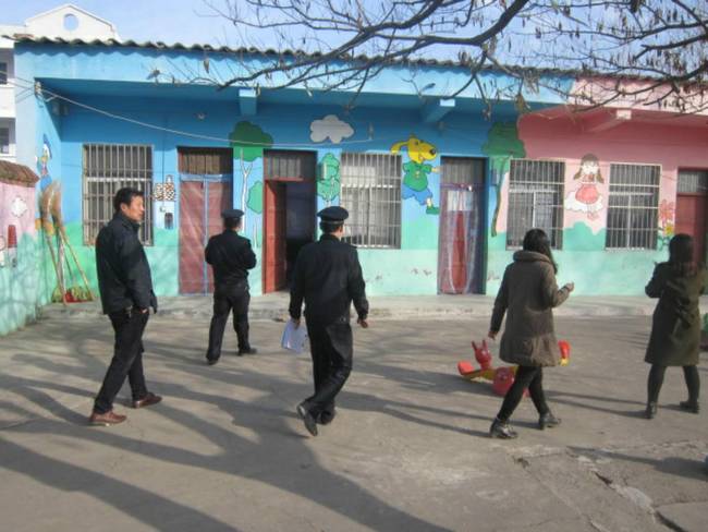 西平縣公安局開展轄區幼兒園校車安全大檢查/ 西平縣公安局呂店派出所開展轄區幼兒園校車安全大檢查