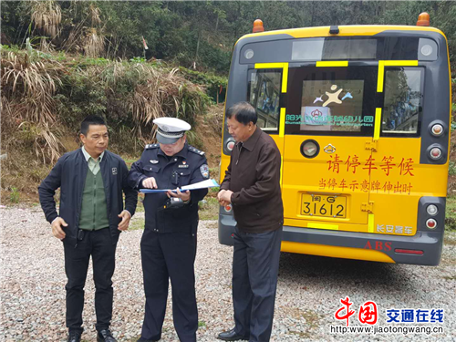 福建省三明市梅列交警大隊深入轄區校園開展校車安全大檢查/ 福建省三明市梅列交警大隊深入轄區校園開展校車安全大檢查