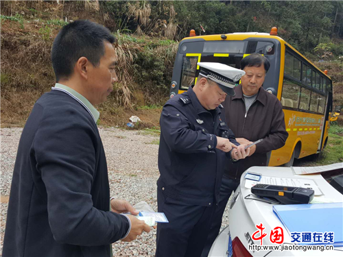 福建省三明市梅列交警大隊深入轄區校園開展校車安全大檢查/ 福建省三明市梅列交警大隊深入轄區校園開展校車安全大檢查