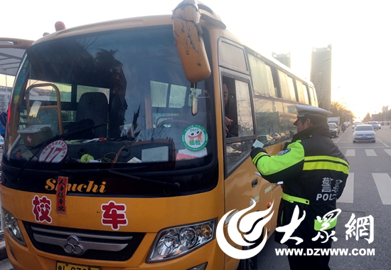 交警日照港大隊(duì)做好校車(chē)“體檢” 交警日照港大隊(duì)做好校車(chē)“體檢”