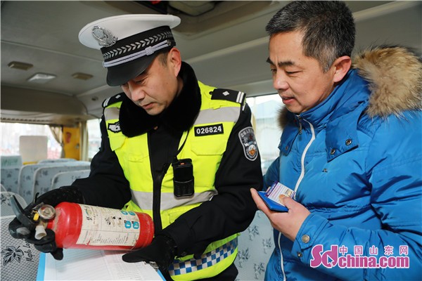 山東淄博張店交警檢查校車 確保學生安全