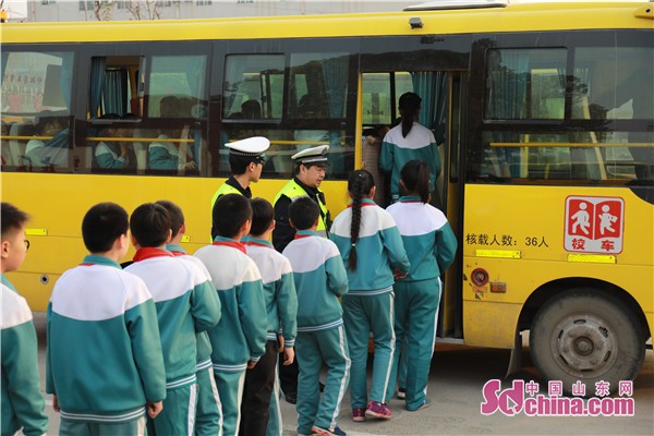 山東淄博張店交警檢查校車 確保學生安全