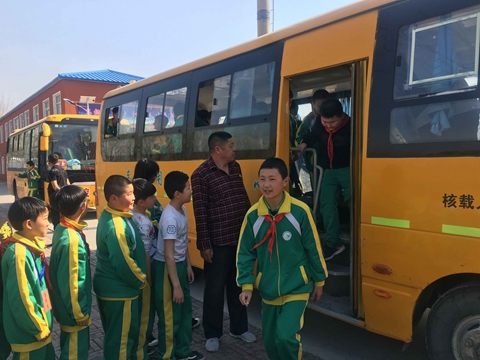 遼寧省昌圖縣毛家店小學(xué)開展校車安全逃生演練/ QQ圖片20180425085001