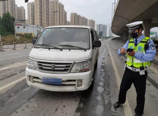 鄭州交警針對校車、渣土車、面包車等開展專項整治 鄭州交警針對校車、渣土車、面包車等開展專項整治